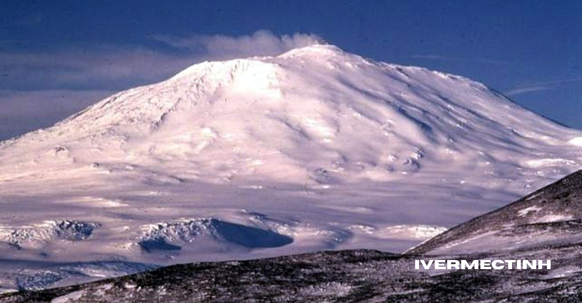 Gunung Erebus adalah gunung berapi aktif yang berdiri gagah di tempat paling dingin di dunia, Antartika. Bayangin aja, kamu lihat salju di mana-mana, suhu minus terus, tapi tiba-tiba... ada gunung yang dari puncaknya keluar asap panas, bahkan ada lava mendidih di dalamnya. Aneh tapi nyata. Di tempat yang manusia aja jarang banget bisa bertahan